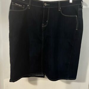 Woman used blue jeans skirt pockets in front and Back